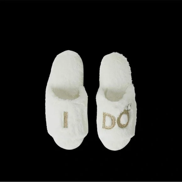 NWT BRIDAL TOTE WITH WEDDING ACCESSORIES. THE PERFECT GIFT PACKAGE - Picture 3 of 11